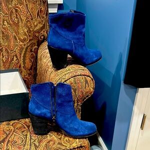 Beautiful blue Vince Camino
Ankle suede boots size 7